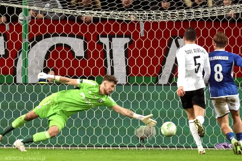 Gdzie oglądać mecze piłki nożnej? Telewizja i online w 2026 roku