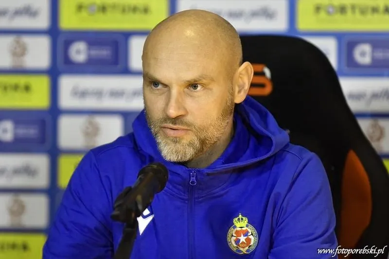 Jak Mariusz Jop, trener Wisły Kraków, zmienia grę Białej Gwiazdy?