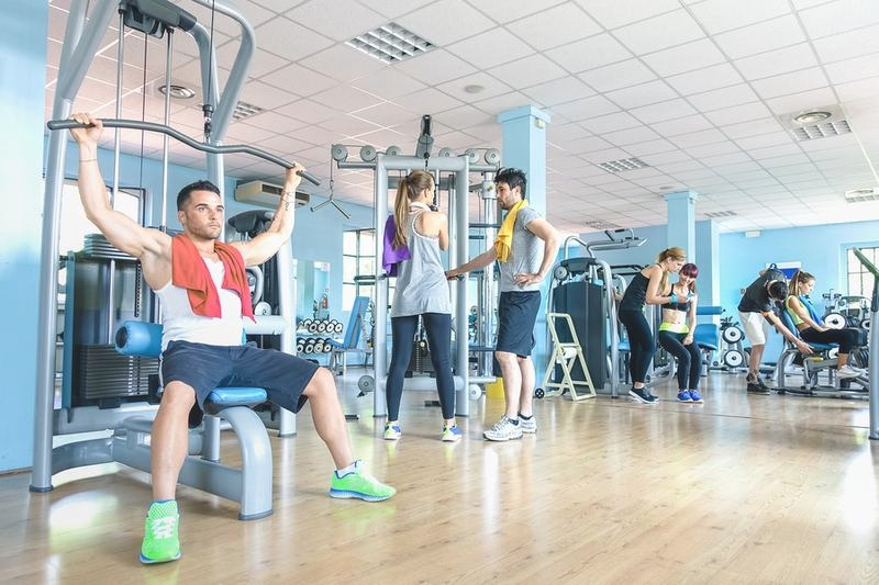 Siłownia dla początkujących: bezpieczny start krok po kroku