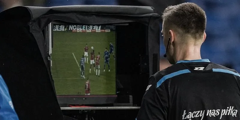 VAR w piłce nożnej: jak działa i skąd biorą się emocje?