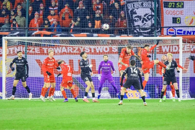 Widzew kontra Cracovia: Analiza bilansu i statystyk – Kto wyjdzie na prowadzenie?